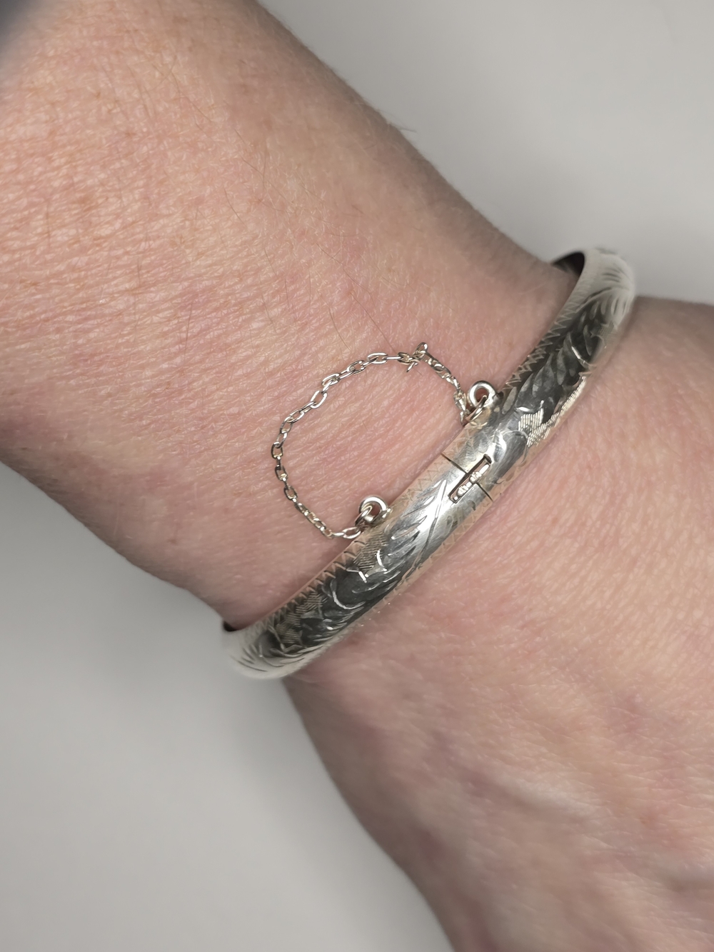 Vintage Engraved 925 Sterling Silver Bangle Bracelet - Picture 4 of 6